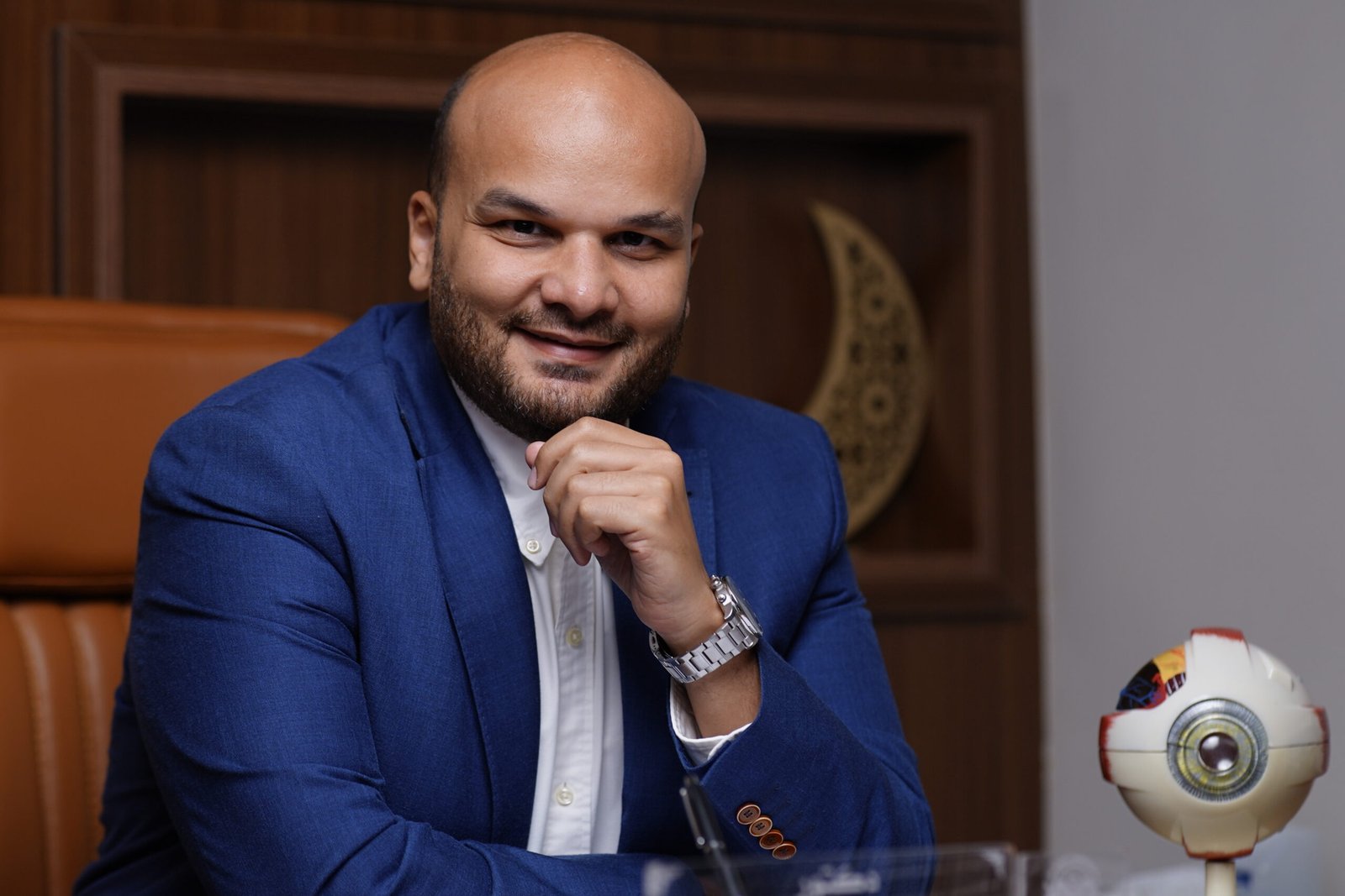 الدكتور أحمد عبد الوهاب استشاري جراحات الحول وعيوب الإبصار في مكتبه التخصصي