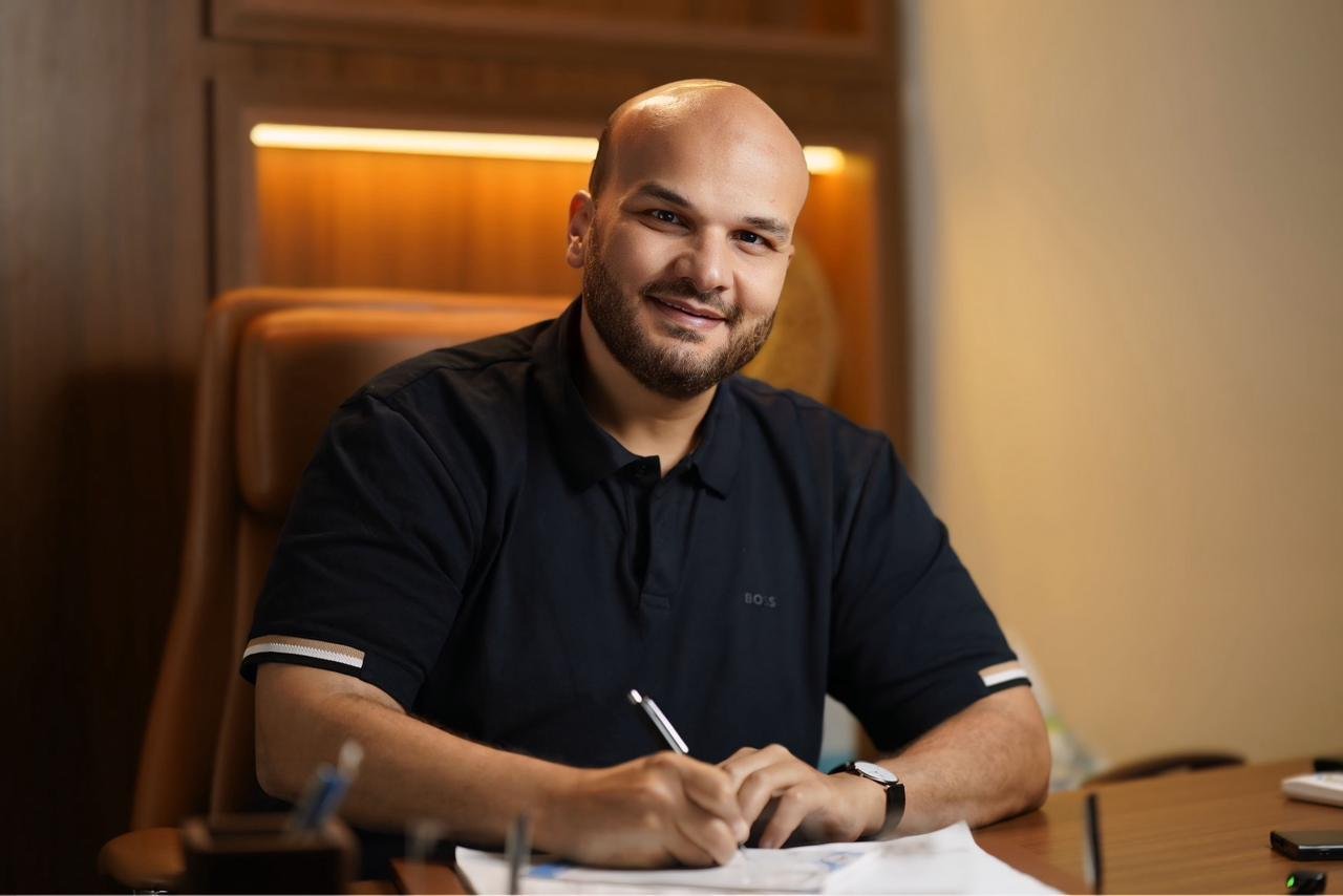 الدكتور أحمد عبد الوهاب أثناء الكشف والمناظرة الإكلينيكية الدقيقة
